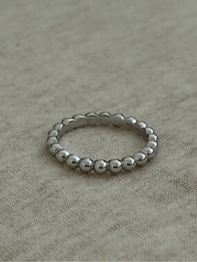 Van Cleef & Arpels Perlée pearls of gold ring, medium model -18K white gold